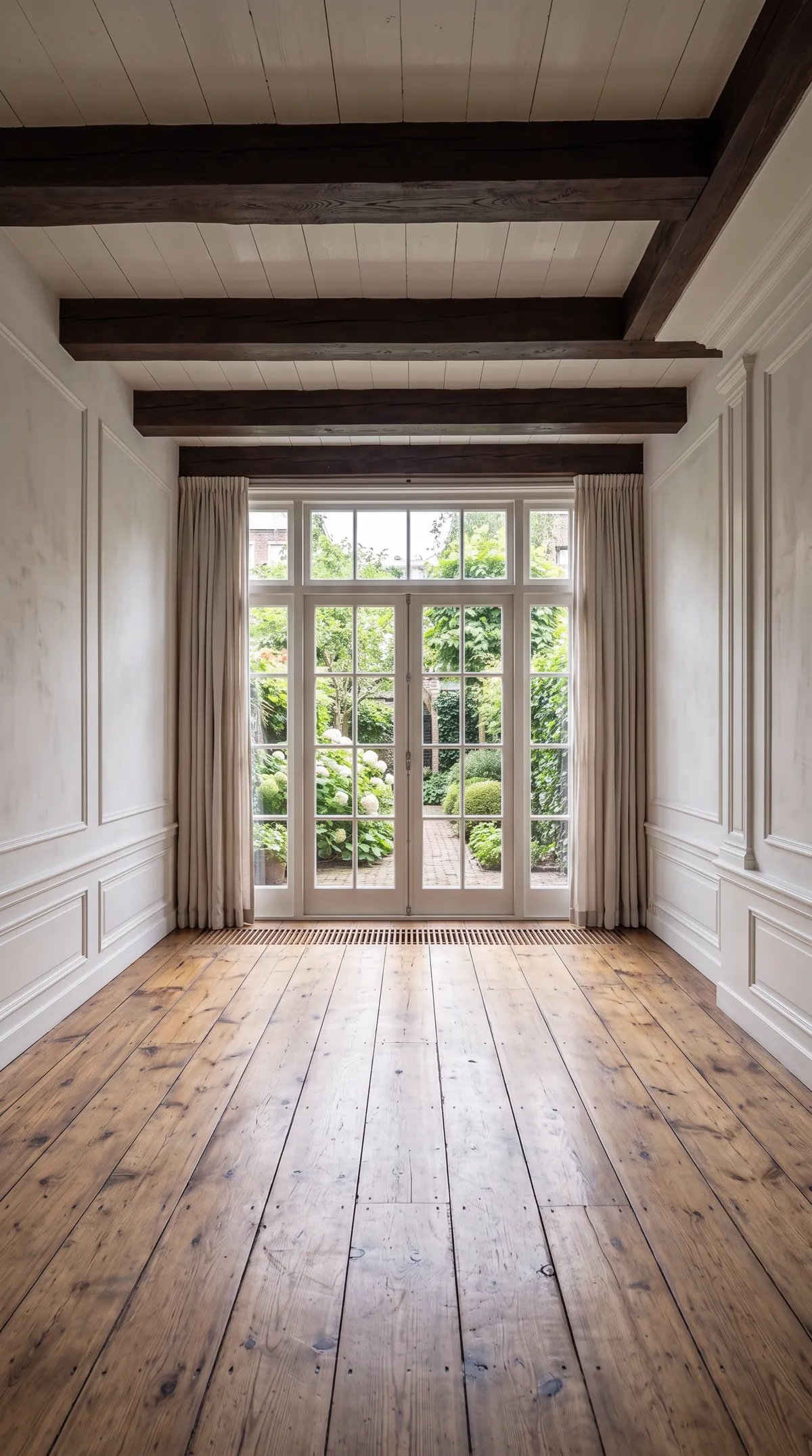 Dining room, empty
